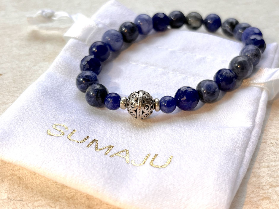 Armband mit blauen Sodalith Kugeln und verzierter Silberperle