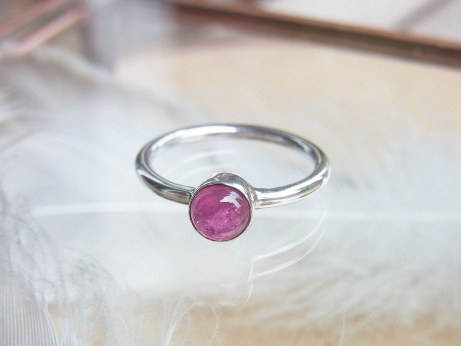 Filigraner Ring mit rosa Turmalin Cabochon in Silber