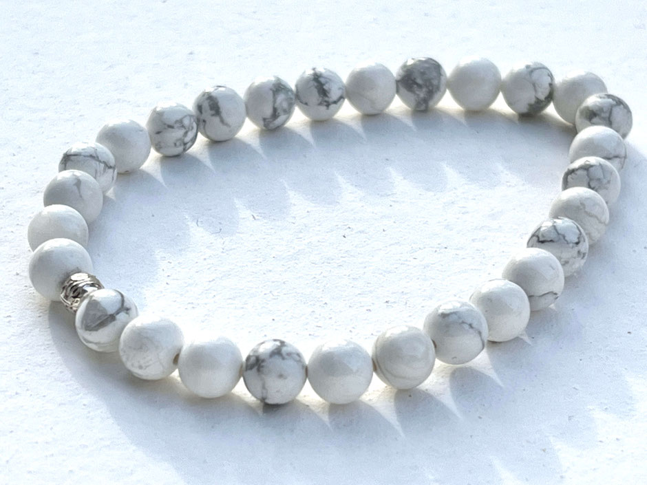Armband mit weiß grauen Magnesit Kugeln in 6 mm