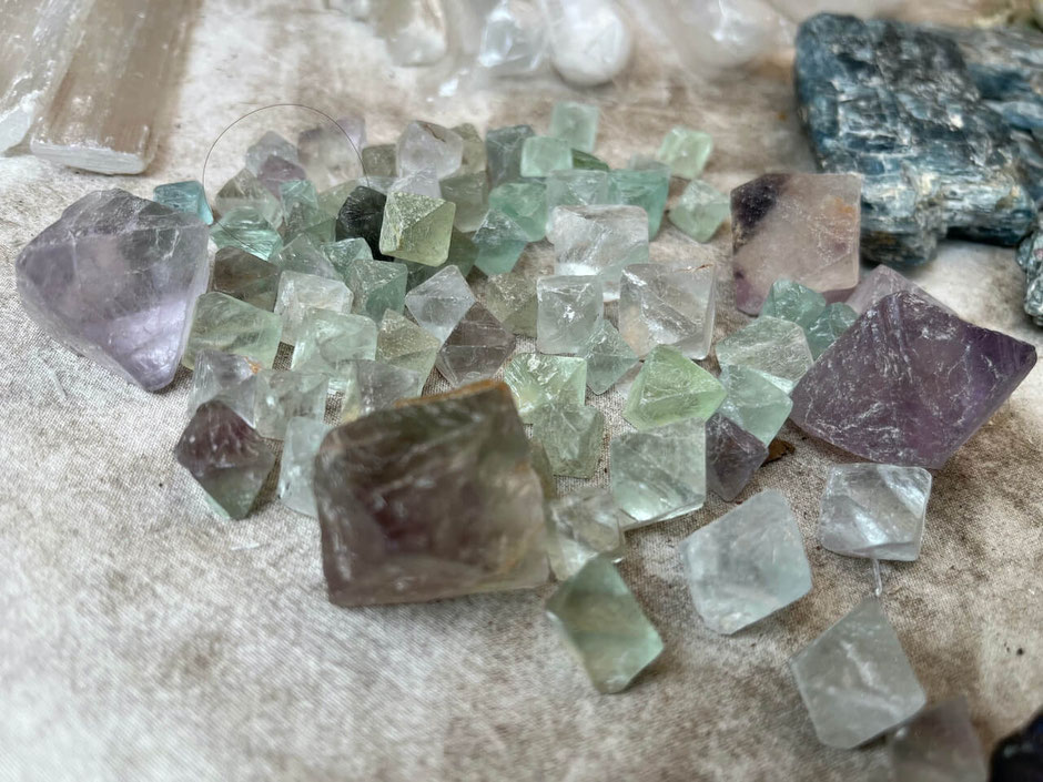 Fluorit Rohsteine in verschiedenen Farben und Größen in grün und violett