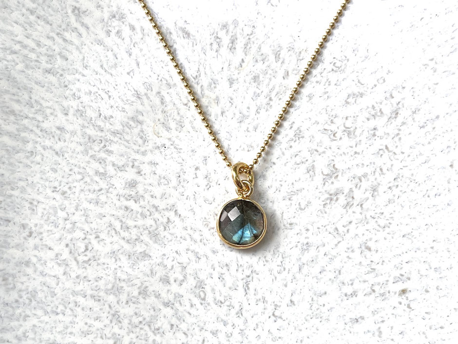 Zarte Kette mit kleinem Labradorit Anhänger in gold