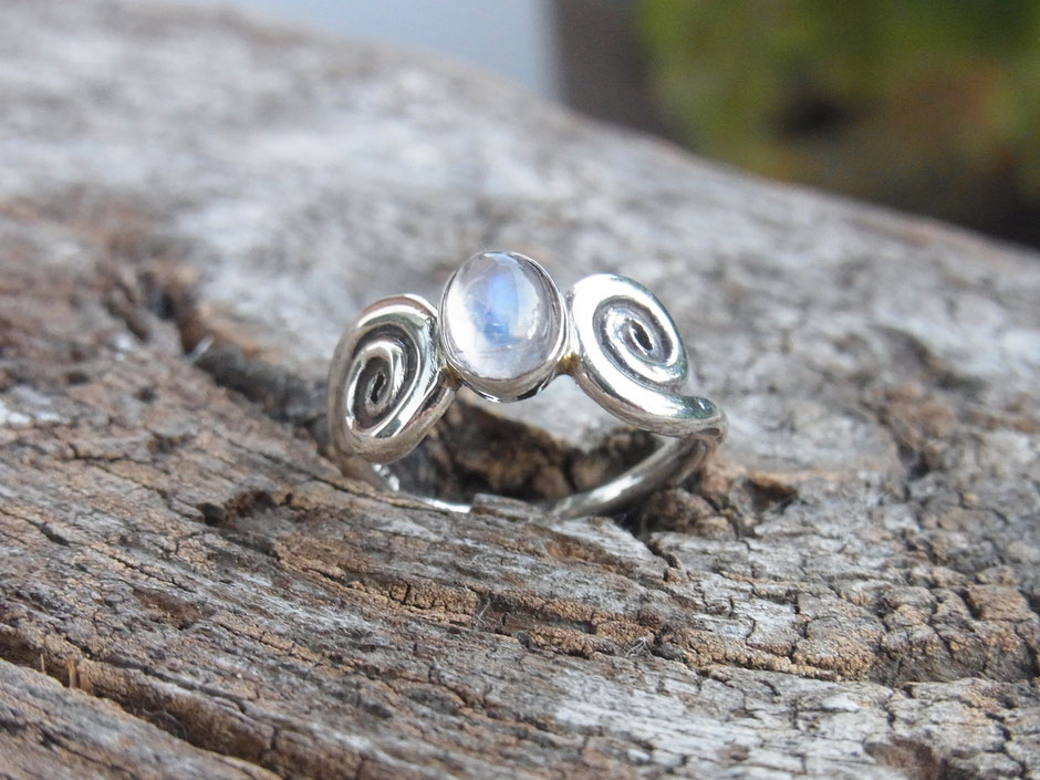 Damen Ring mit ovalem schillernden Regenbogen Mondstein und zwei Spiralen in Silber
