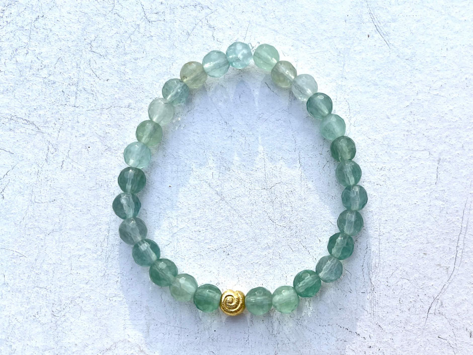 Armband mit grünen transparenten geschlliffenen Fluorit Kugeln und einer Muschelspirale aus vergoldetem Silber | SUMAJU