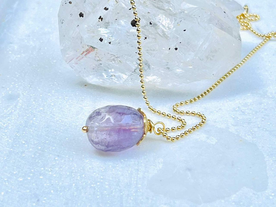 Goldene Kette mit geschliffenem Lavendel Amethyst Kristall Anhänger