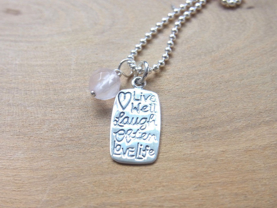 Feine Silberkette mit Mantra Gravur Anhänger aus Silber und einer kleinen Rosenquarz Perle