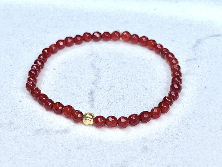 Filigranes Edelstein Armband mit kleinen roten geschliffenen Karneol Steinen und einer Muschel Spirale in gold