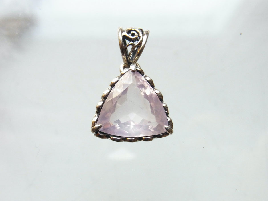 Hochwertiger Rosenquarz Anhänger in Silber gefasst - Handarbeit aus Nepal