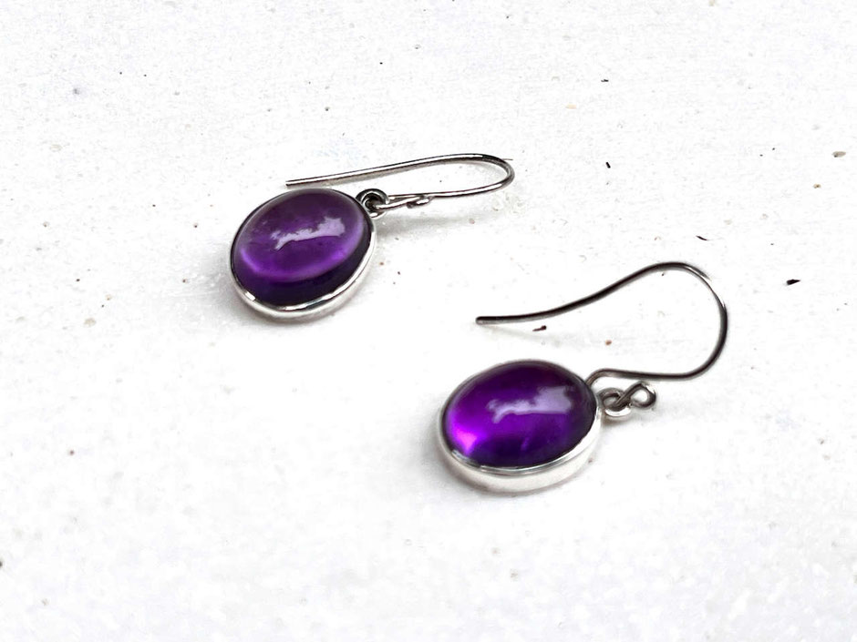 handgefertigte Ohrringe mit violetten Amethyst Cabochons  - Ohrhänger aus 925 Silber
