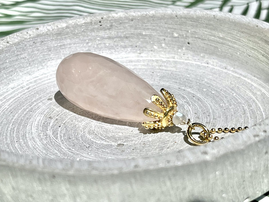 Goldene Kette mit großen Rosenquarz Tropfen Anhänger