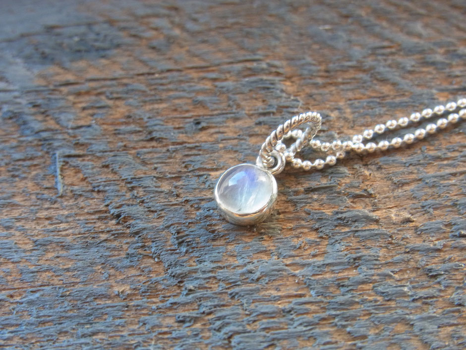 Feine Kette mit kleinem runden Regenbogen Mondstein Cabochon Anhänger in Silber gefasst