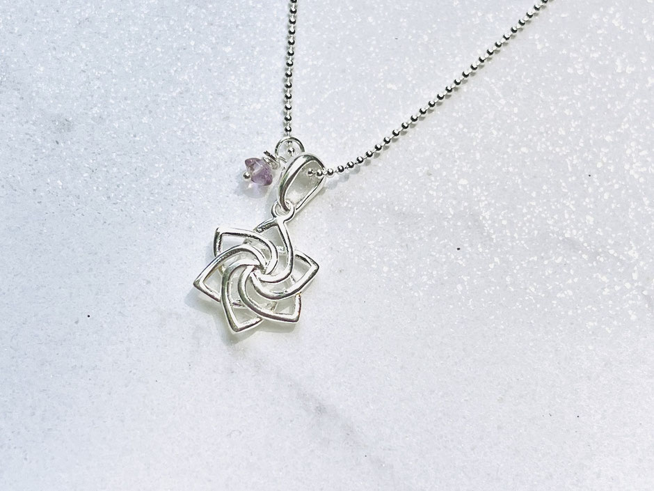 Feine Kette mit Lotusblume Anhänger aus 925 Silber und einem kleinem geschliffenem Amethyst in hell violett