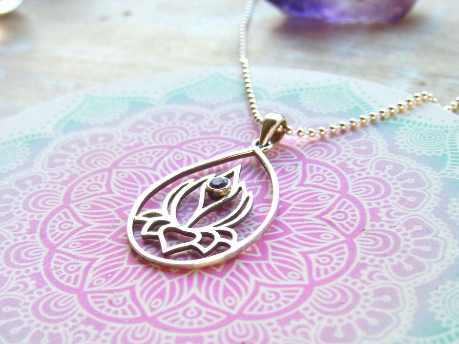 Kette mit Lotusblume Anhänger in Silber und Amethyst Stein