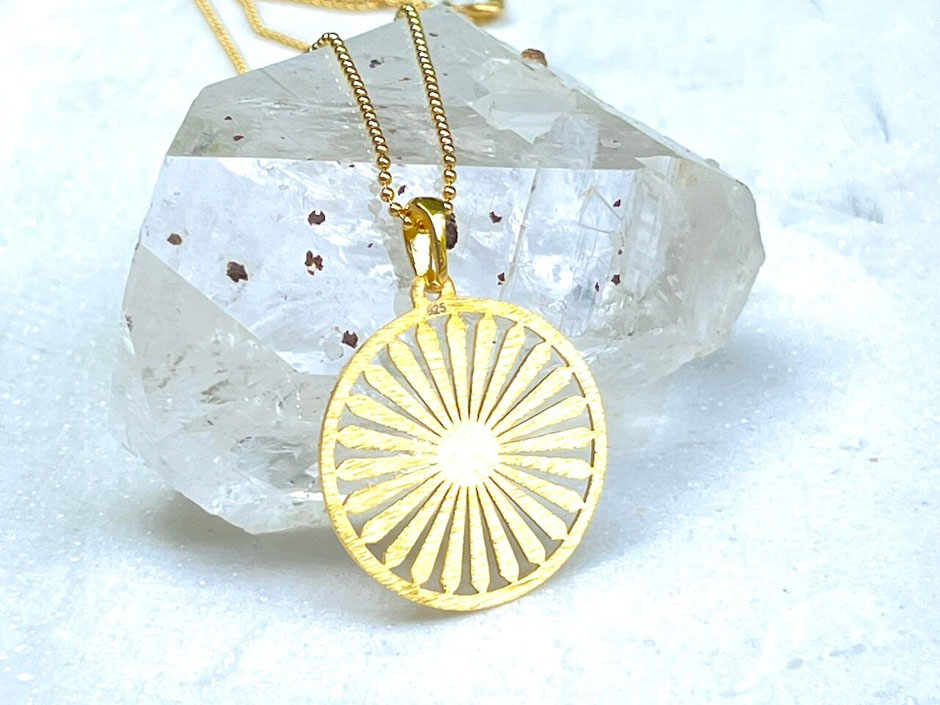 Vergoldete Kette mit einem filigranem Sonne Anhänger als spiritueller Symbolschmuck