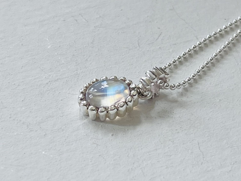 Kette mit hochwertigen Regenbogen Mondstein Cabochon oval in Silber gefasst