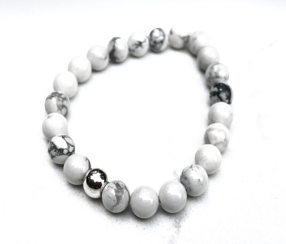 Magnesit Armband mit weiss grauen Kugeln in 8 mm und einer Silberkugel | SUMAJU
