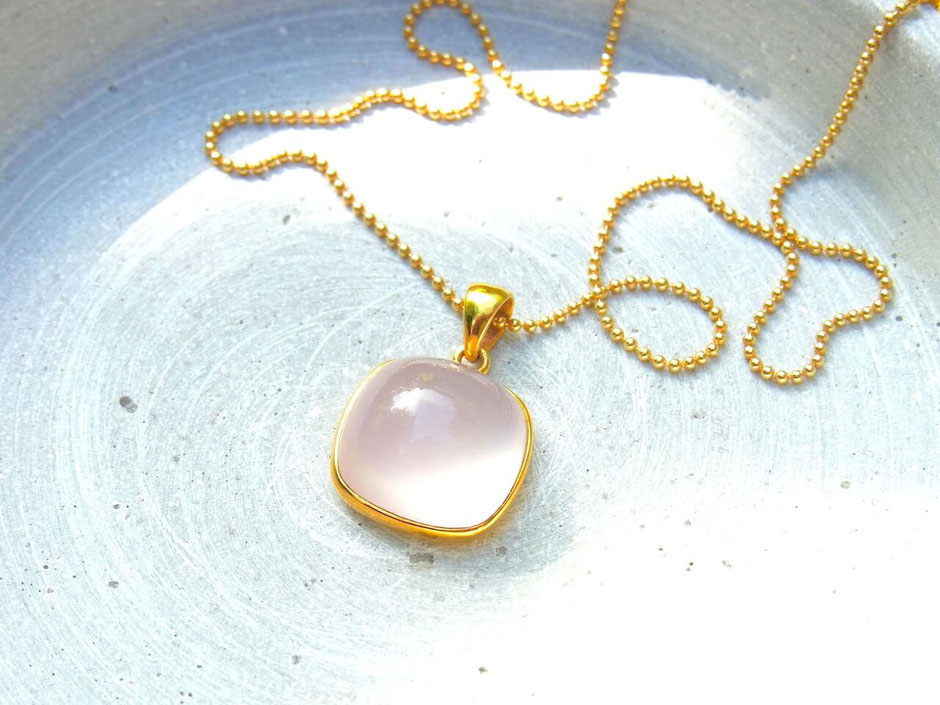 Kette mit hochwertigen Rosenquarz Cabochon Anhänger in gold
