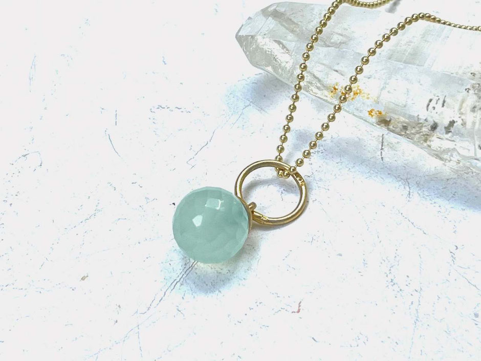 Goldene Kette mit Aqua Chalcedon Kugel-Anhänger aus vergoldetem 925 Silber