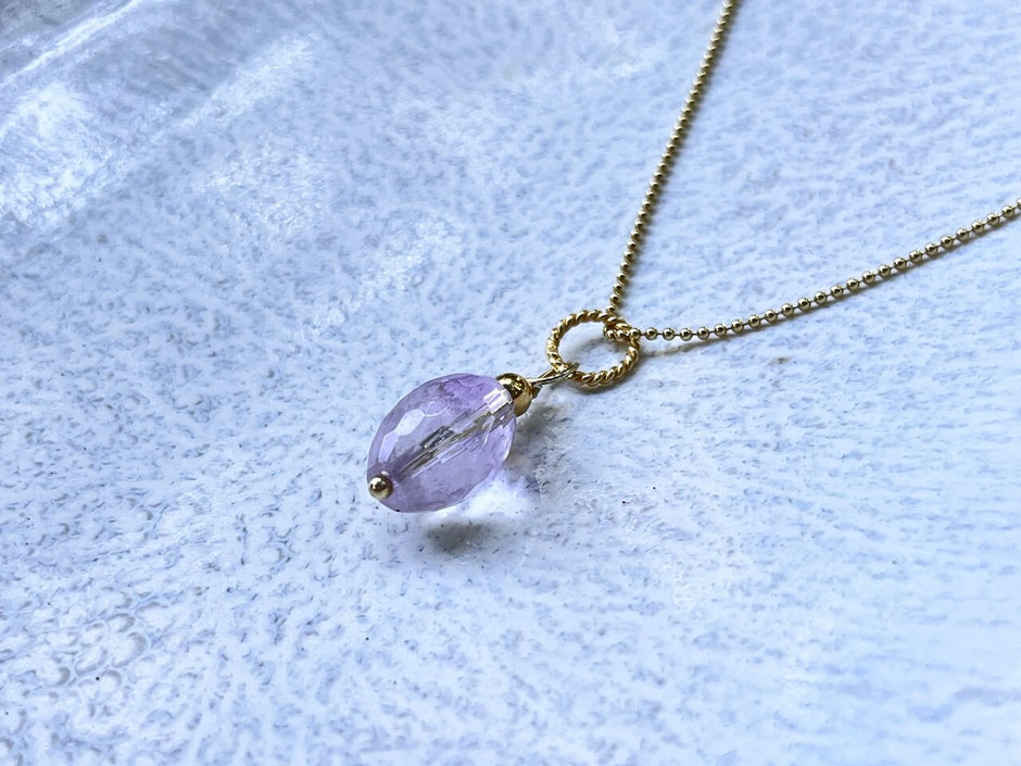 Filigrane Kette mit hellen Amethyst Anhänger aus vergoldeten Silber