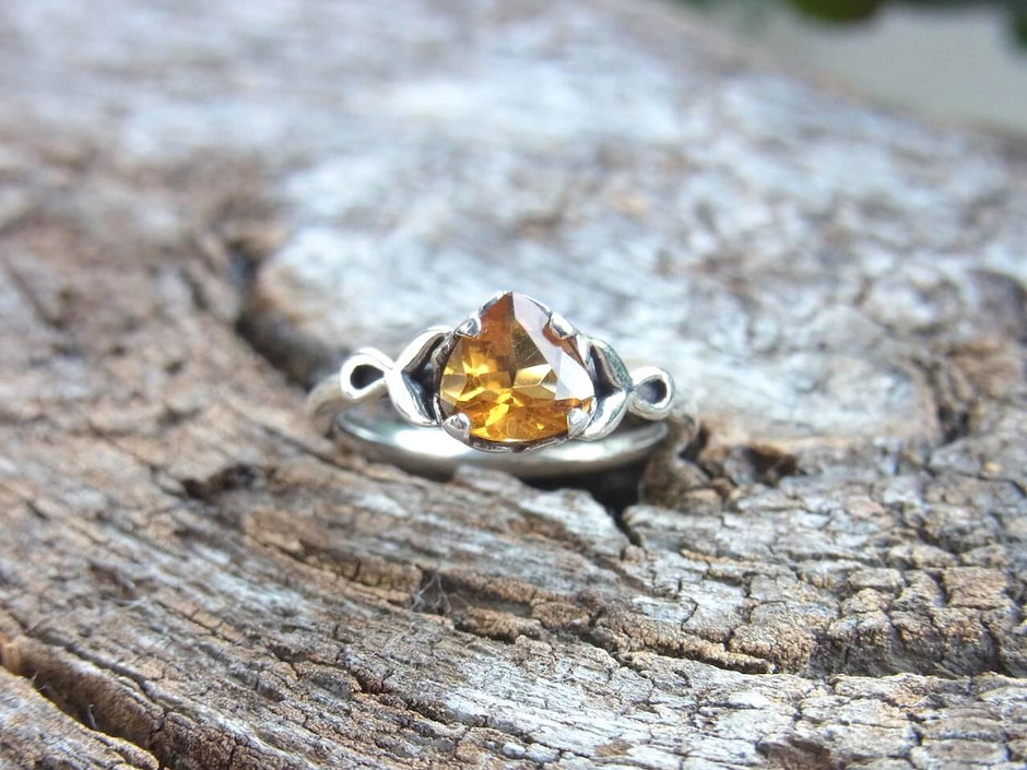 Eleganter Damen Ring mit geschliffenen Citrin Stein in Silber - Handgefertigter Ring mit herzförmigen Edelstein