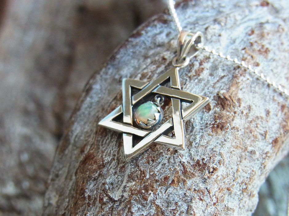 Kette mit Hexagramm Anhänger und Edelstein im Zentrum aus Silber - Handgefertigter Symbol Schmuck von SUMAJU