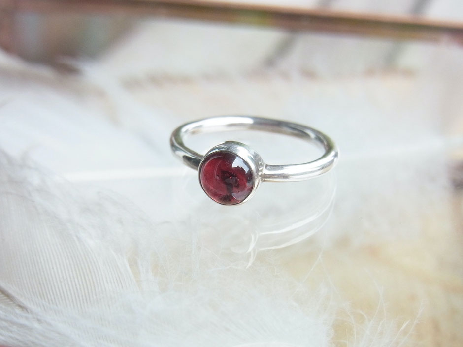 filigraner Ring mit rubndem roten Granat Cabochon Silber