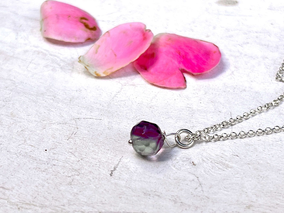 Feine Kette mit kleinem violett grünen Fluorit Anhänger in Silber - Handgemachter Edelstein Schmuck für die Seele