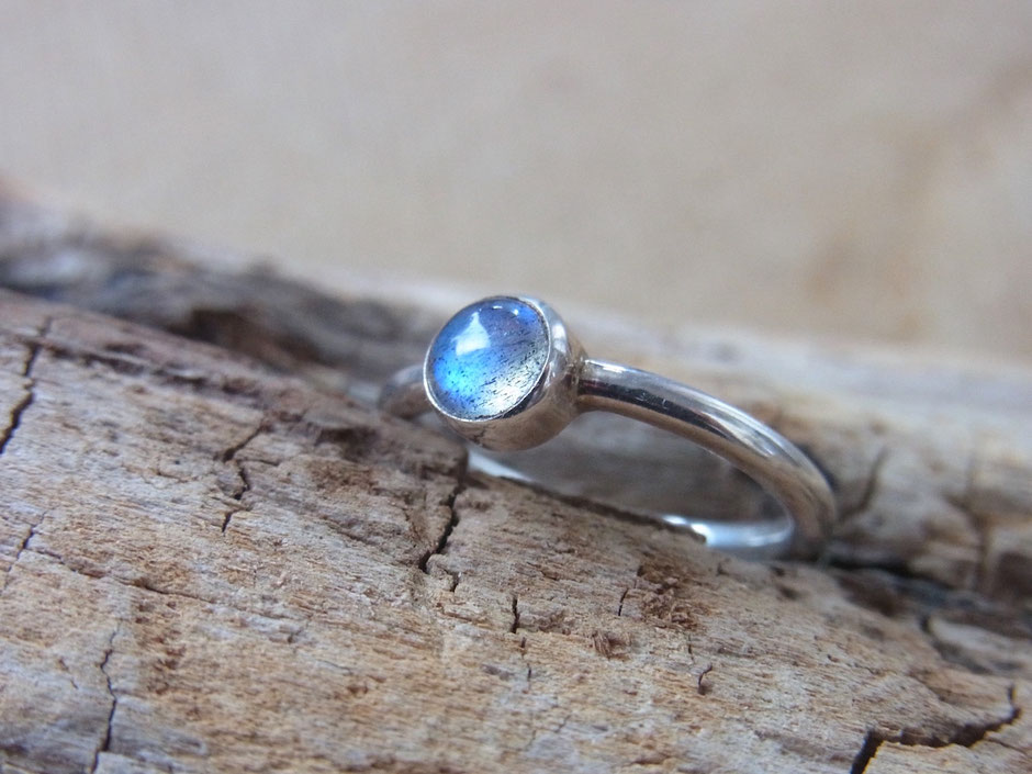 filigraner Silberring mit Labradorit Cabochon aus 925 Silber