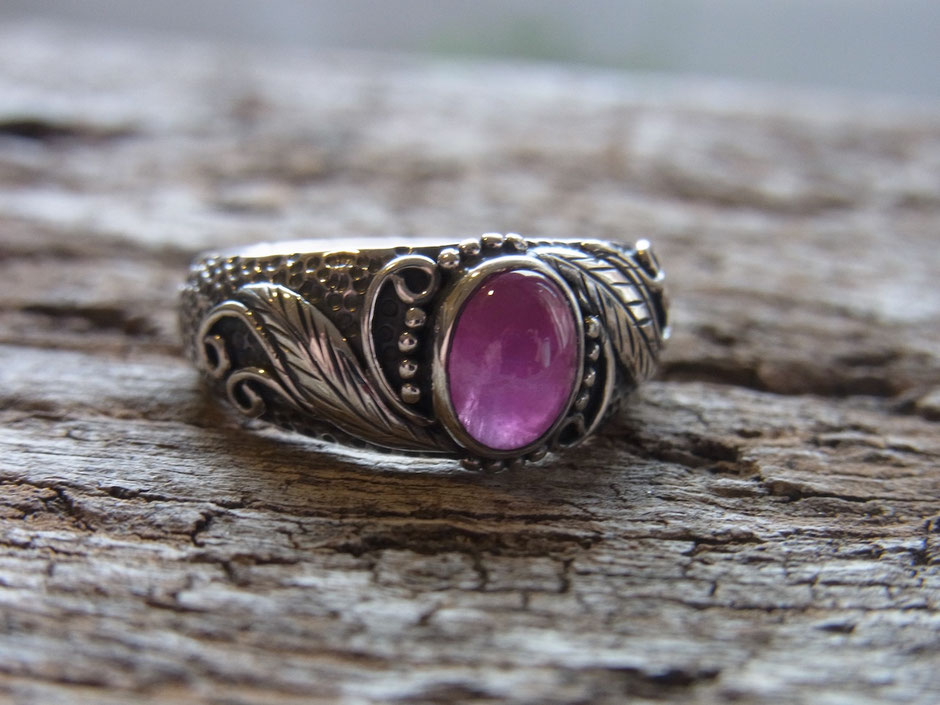 Damen Ring mit Rubin Cabochon in Silber mit Verzierungen