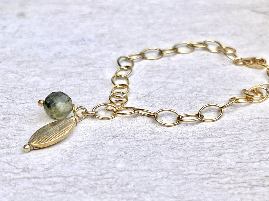 Vergoldetes Gliederarmband mit geschliffener grüner Turmalinquarz Kugel als Anhänger und einem vergoldetem Element | SUMAJU