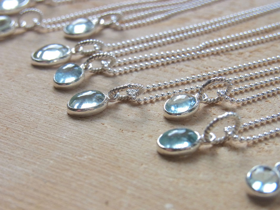 Kette mit hochwertigen Aquamarin Cabochon Anhänger in Silber gefasst