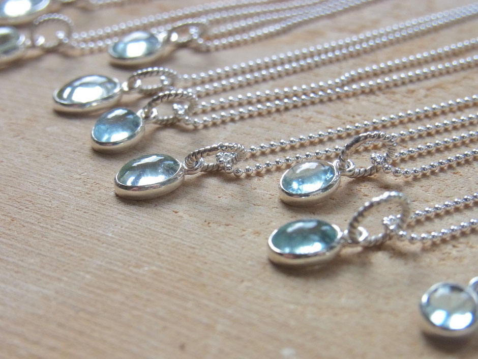 Feine Silberketten mit kleinem ovalen Aquamarin Cabochon Anhänger in Silber gefasst
