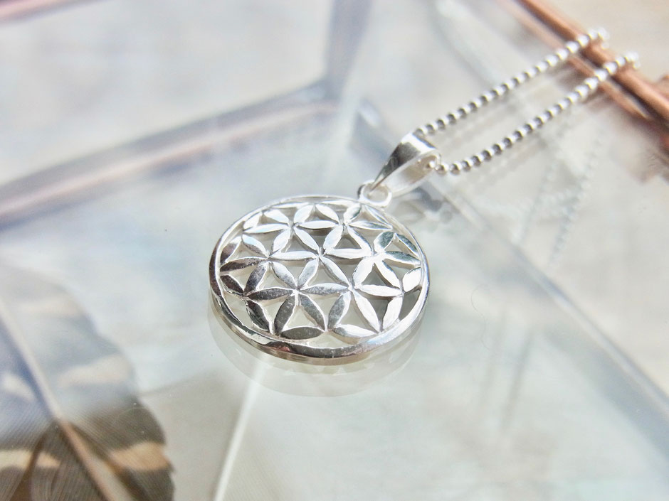 Silberkette mit kleineM Blume des Lebens Anhänger in glänzendem Silber
