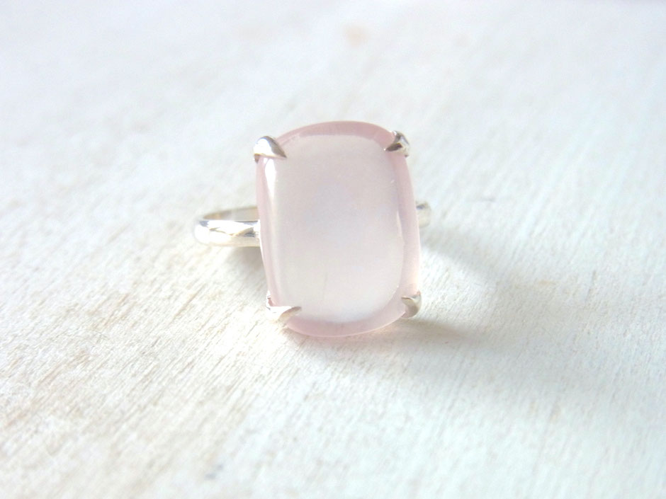 filigraner Rosenquarz Cabochon Ring aus Silber