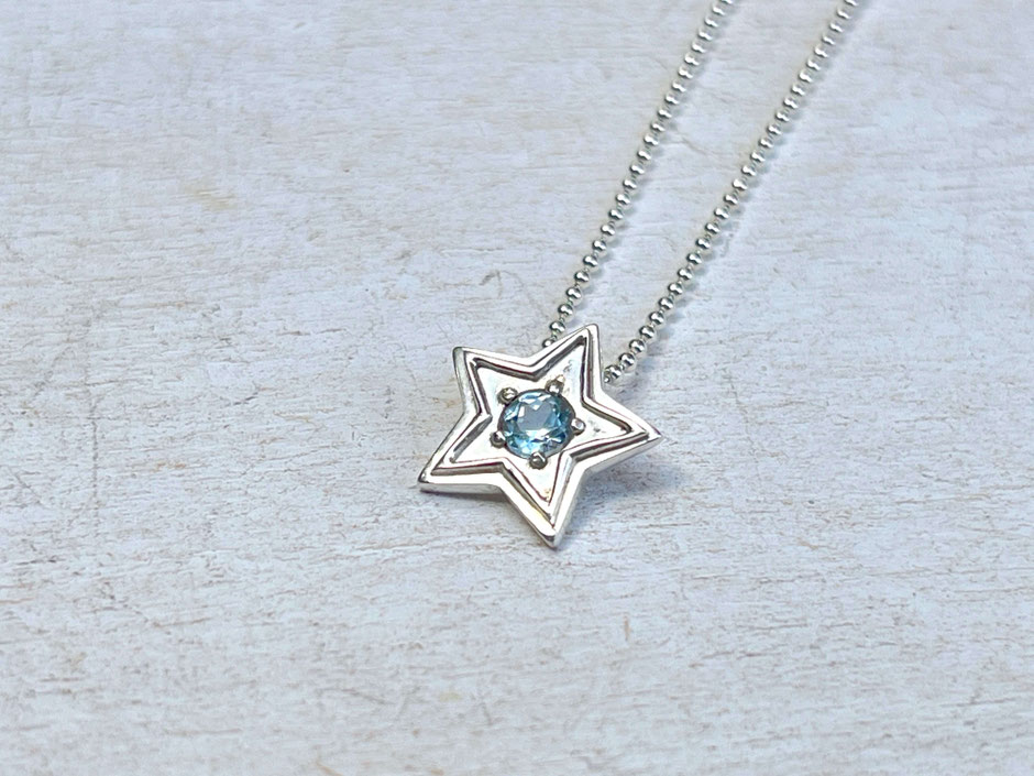 Feine Silberkette mit handgefertigten Stern Anhänger und Blautopas in Silber gefasst