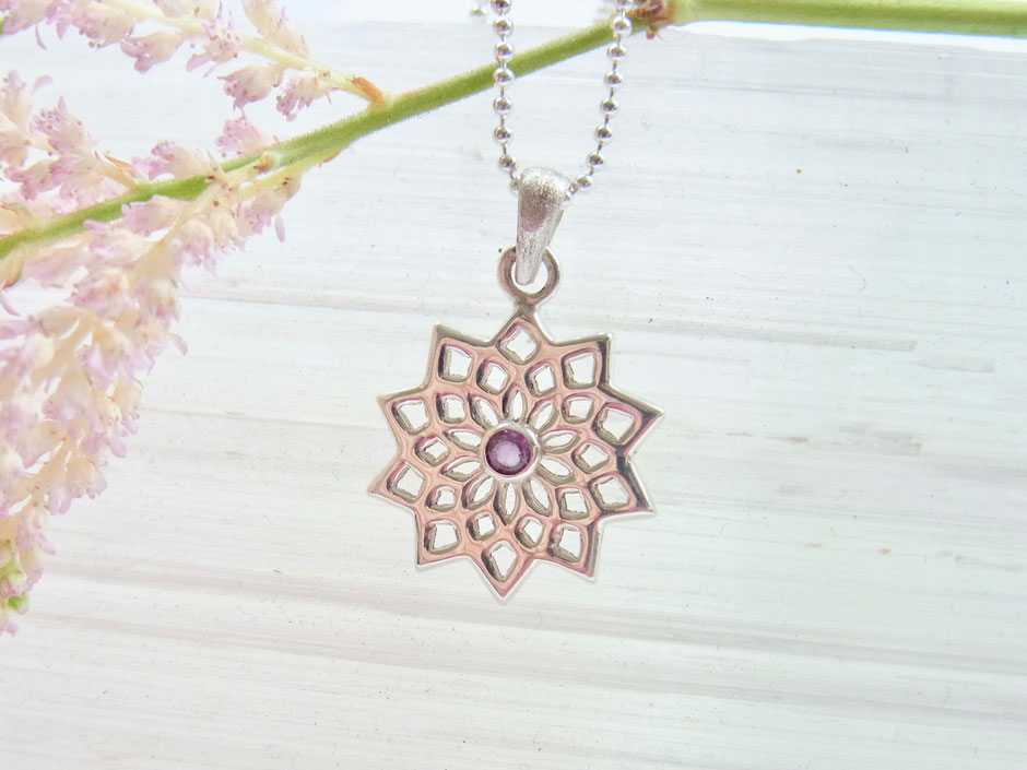Feine Silberkette mit einem kleinen Lotusblume Anhänger und violetten Amethyst im Zentrum in Silber gefasst