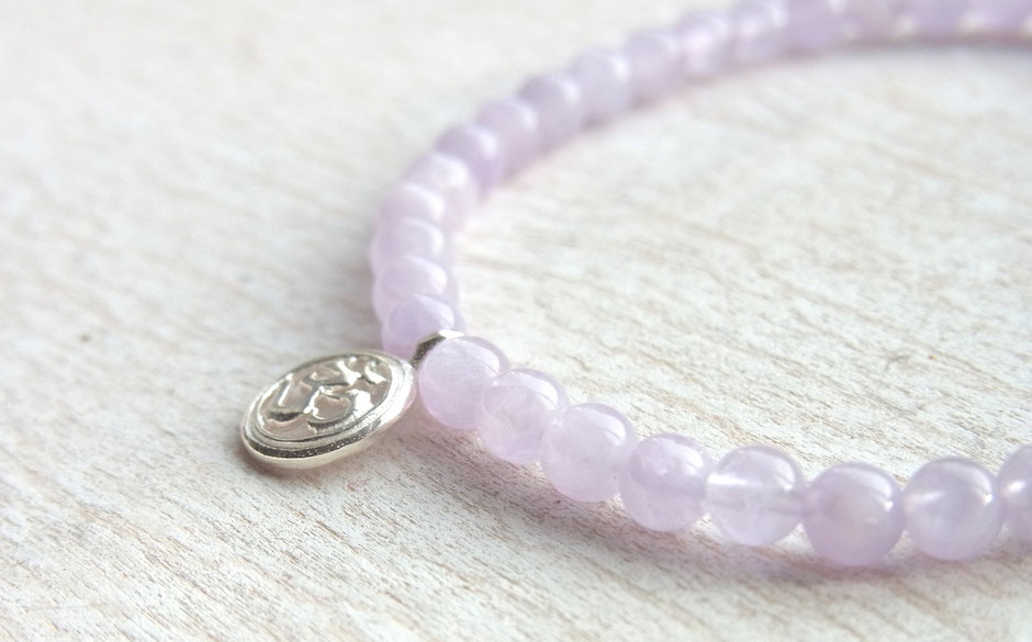 Edelsteinarmband mit hellen Amethyst Perlen und OM Zeichen aus Silber - Yoga Schmuck von SUMAJU 