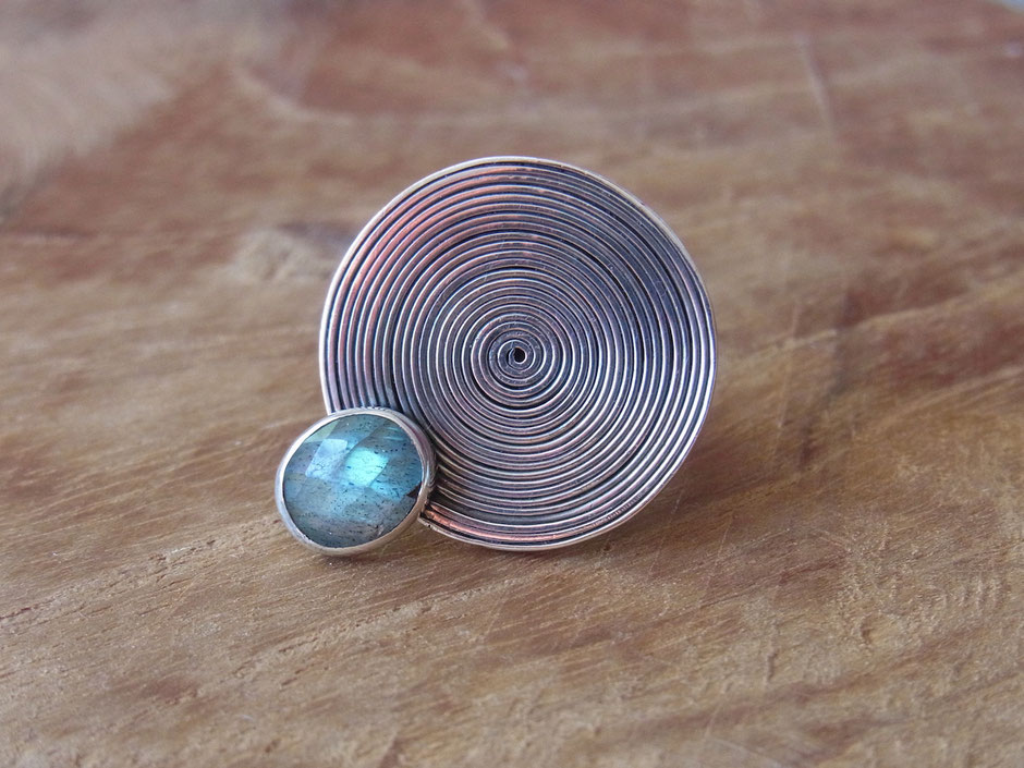 Handgefertigter Ring mit Spirale aus Silber und Labradorit 