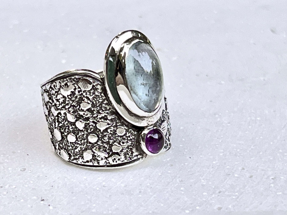 Hochwertiger handgefertigter Ring mit großem ovalen Aquamarin und rundem Amethyst Cabochon in Silber