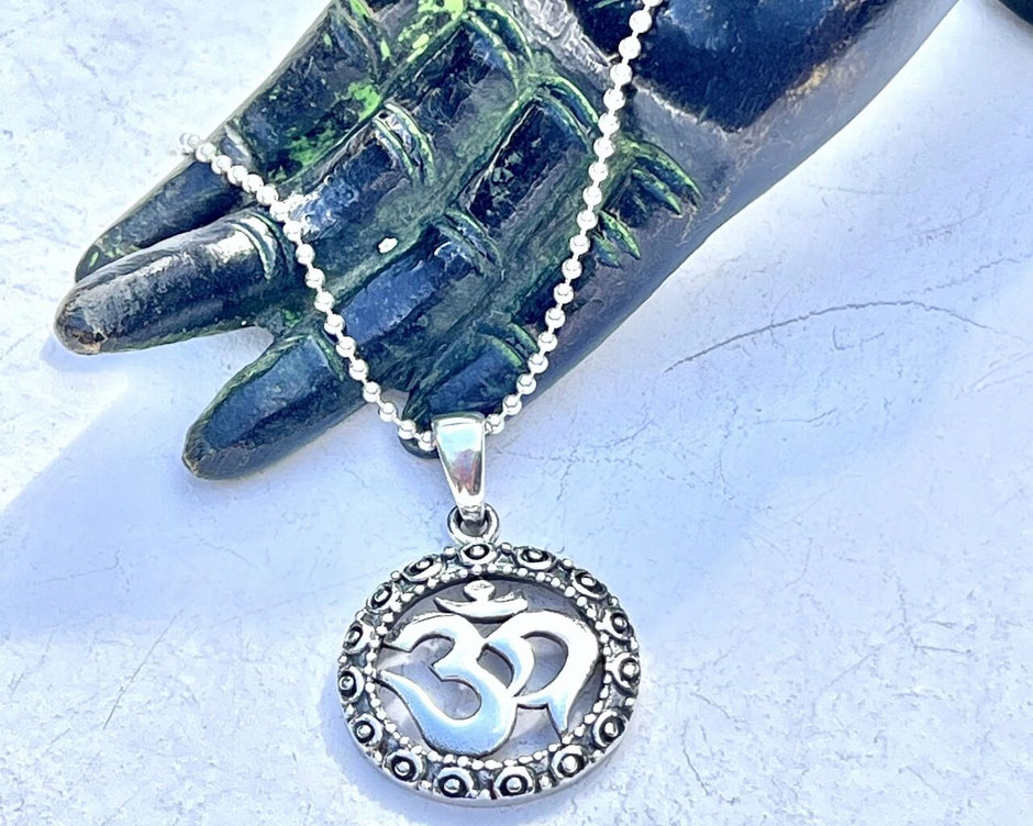 Halskette mit einem verzierten runden OM Anhänger in Silber