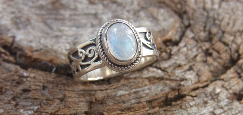 Bandring mit Regenbogen Mondstein und aufwändigen Verzierungen in Silber