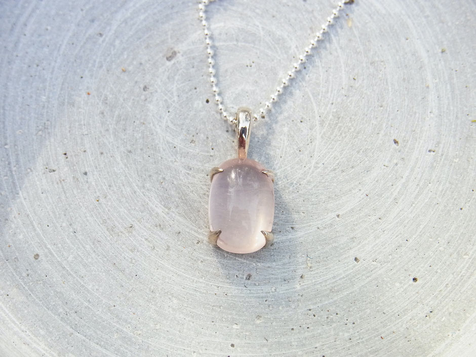 Kette mit hochwertigen rosa glänzenden Rosenquarz Cabochon in Silber gefasst - handgefertigter Anhänger
