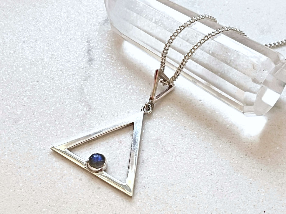 Kette mit Dreieck Anhänger und Labradorit Stein in Silber | SUMAJU