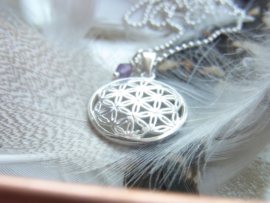 Kette mit kleinem Blume des Lebens Anhänger und einer kleinen Amethyst Perle