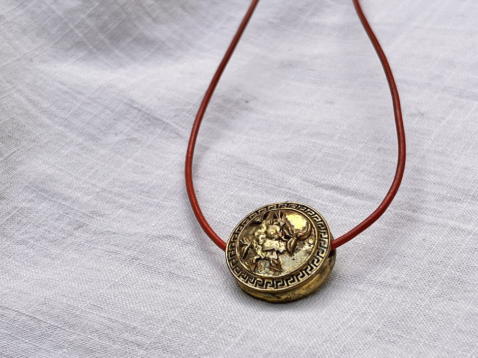 Lederkette mit buddhistischen Anhänger Lotus und Muschelhorn