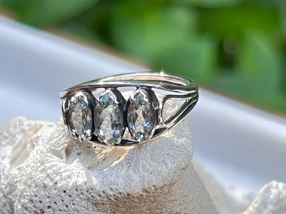 Hochwertiger Ring mit drei geschliffenen hellblauen Aquamarin Steinen in Silber gefasst