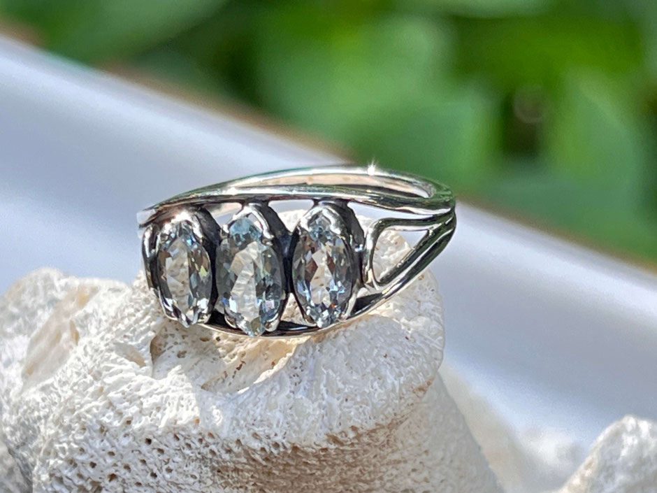 eleganter Damen Ring mit drei geschliffenen hellblauen Aquamarin Steinen in Silber gefasst - SUMAJU