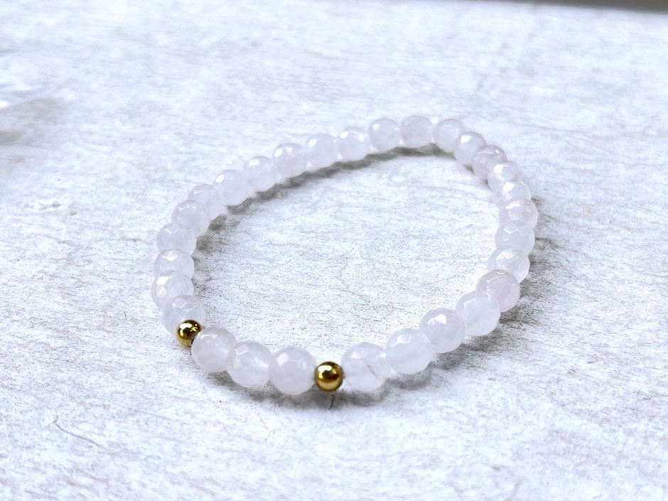 Edles Edelstein Armband mit geschliffenen Rosenquarz Steinen und zwei goldene Kugeln