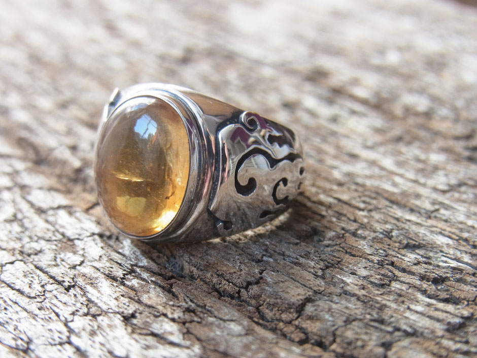 Ring mit Citrin Cabochon und Flammen Symbole aus Silber
