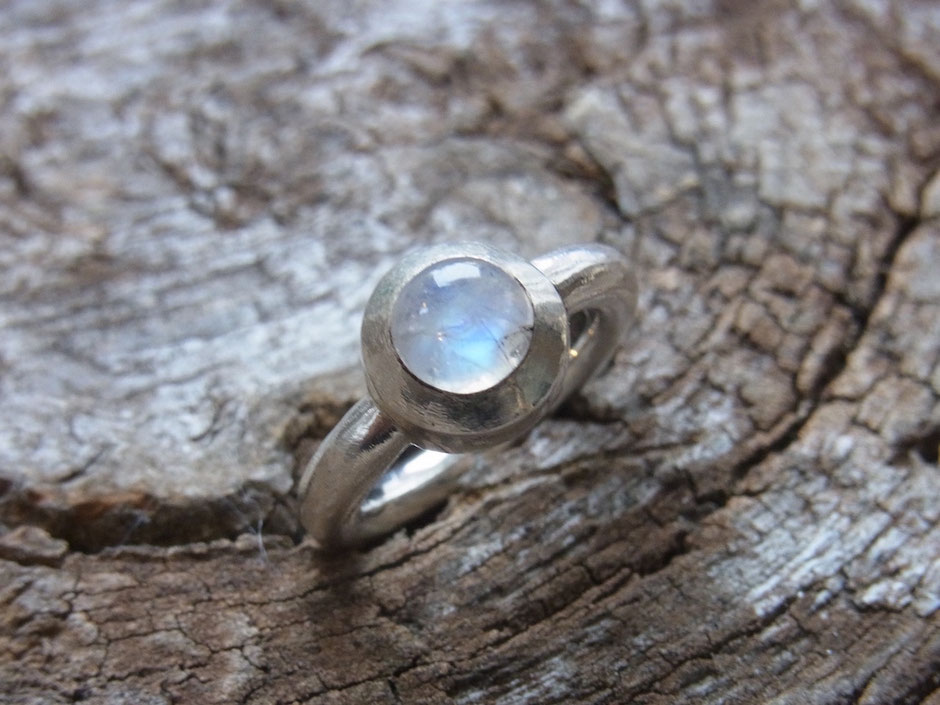 Schlichter Damen Ring mit rundem Mondstein Cabochon in Silber gefasst