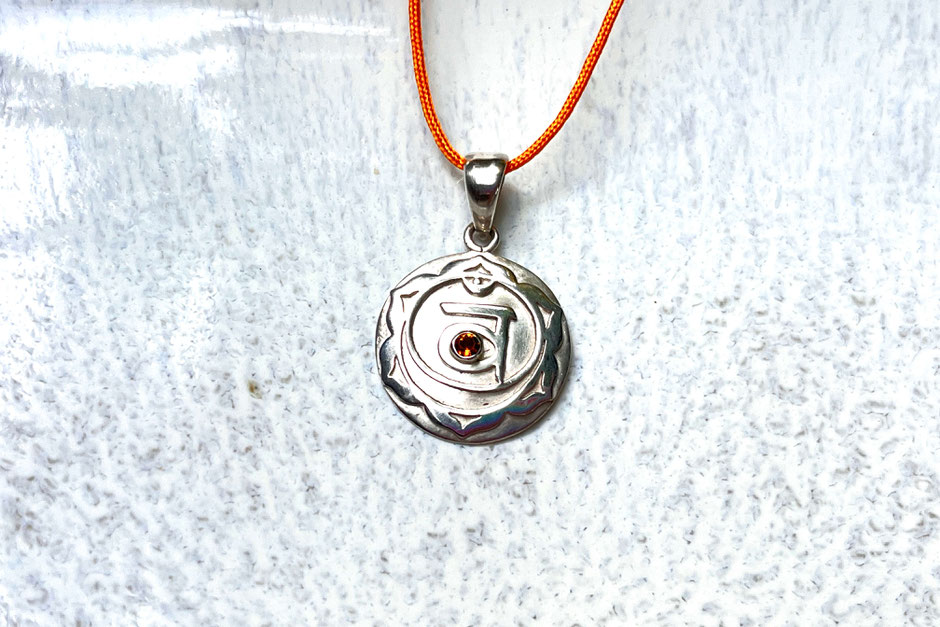 Kette mit einem runden handgefertigten Sakral Chakra Symbol Anhänger mit Citrin in 925 Silber